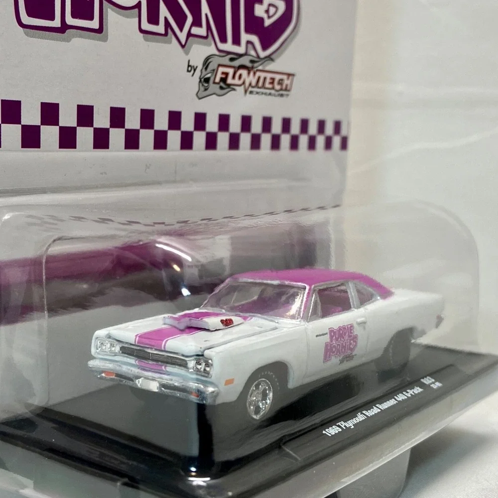 M2 Machines 1969 Plymouth Road Runner 440 6-Pack Purple Hornies Flowtech Exaust